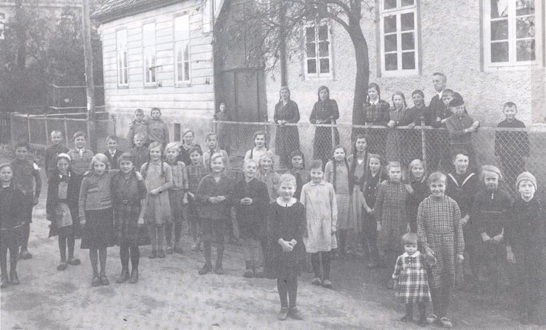 Lehrer Köller mit Schüler